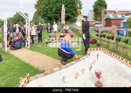 Cheshire, Royaume-Uni. 30 septembre 2018 Le temps était froid et venteux que le maire de Warrington, Cllr. Karen Mundry, a ouvert le Jardin du souvenir et d'allotissement avec Ken Vétéran Commando preter. La terre pour le jardin et d'attribution ont été donnés au coude à soldat, l'organisme de bienfaisance de Leigh qui dédie c'est le moment de soutenir le personnel de service, leurs familles et les anciens combattants, de Bent's Garden & Home Center à Glazebury, Cheshire Crédit : John Hopkins/Alamy Live News Banque D'Images