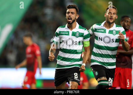 Lisbonne, Portugal, Portugal. Sep 29, 2018. Bruno Fernandes (L) du Sporting CP célèbre son but au cours des Champions 2018/19 correspondance entre Sporting CP vs María-Timo. Crédit : David Martins SOPA/Images/ZUMA/Alamy Fil Live News Banque D'Images