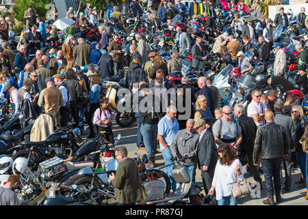 Bournemouth, Dorset UK. 30 sept 2018. Bournemouth et Poole Messieurs's Ride est un événement annuel pour recueillir des fonds et de sensibilisation pour la santé des hommes. Dans le cadre de leur balade, autour de 500 motos vintage balade le long de la promenade de se rassembler à Bournemouth Bournemouth Pier avec leurs cavaliers habillé convenablement, dans un style rétro cravates, moustaches et tweeds. Credit : Carolyn Jenkins/Alamy Live News Banque D'Images