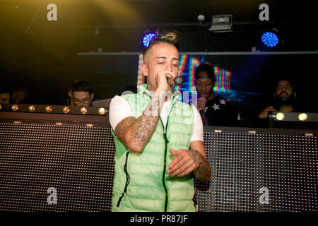 Dappy de N-Dubz effectue à foule à Hydeout 2.0 à Watford. Il foule surfé et assis sur les épaules de fans au club comme il a exécuté son nouveau single ainsi que des classiques de hits à partir de la bande. Il est resté pendant une afterparty où les filles de la foule ont été cueillies à la main pour traîner avec backstage Dappy et ses amis qui s'était joint à lui pour le concert. L'événement était de lancer le nouveau promoteur LOCO nuit au club. Banque D'Images