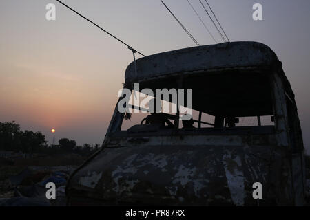 Dhaka, Bangladesh. Sep 30, 2018. Les enfants en silhouette contre le soleil comme ils jouent sur un bus près de jeter vos déchets dans les exilés d'Gabtoli, un quartier de Dhaka. Credit : MD Mehedi Hasan/ZUMA/Alamy Fil Live News Banque D'Images