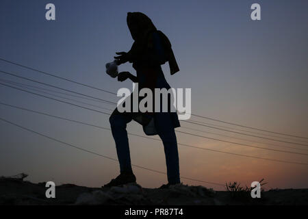 Dhaka, Bangladesh. Sep 30, 2018. Une silhouette travailleuse du vêtement contre le soleil comme elle retourne à la maison du travail dans les exilés d'Gabtoli, un quartier de Dhaka. Credit : MD Mehedi Hasan/ZUMA/Alamy Fil Live News Banque D'Images