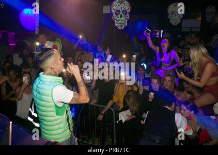 Dappy de N-Dubz effectue à foule à Hydeout 2.0 à Watford. Il foule surfé et assis sur les épaules de fans au club comme il a exécuté son nouveau single ainsi que des classiques de hits à partir de la bande. Il est resté pendant une afterparty où les filles de la foule ont été cueillies à la main pour traîner avec backstage Dappy et ses amis qui s'était joint à lui pour le concert. L'événement était de lancer le nouveau promoteur LOCO nuit au club. Banque D'Images