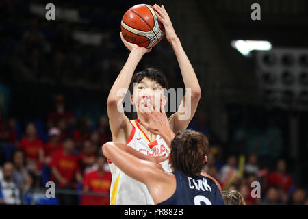 Tenerife, Espagne. Sep 30, 2018. Han Xu (retour) de la Chine tire la balle pendant la classe 5-6 match entre la Chine et la France à la FIBA 2018 Coupe du Monde féminine de basket-ball à Santiago Martin arena de San Cristobal de La Laguna à Tenerife, Espagne, 30 septembre 2018. Credit : Zheng Huansong/Xinhua/Alamy Live News Banque D'Images