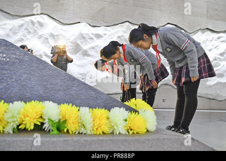 Dalian, province de Liaoning en Chine. Sep 30, 2018. Les élèves rendent hommage au cours d'une manifestation pour marquer la Journée des martyrs au '918' Historical Museum à Shenyang, capitale de la province du Liaoning en Chine du nord-est, le 30 septembre 2018. Credit : Long Lei/Xinhua/Alamy Live News Banque D'Images