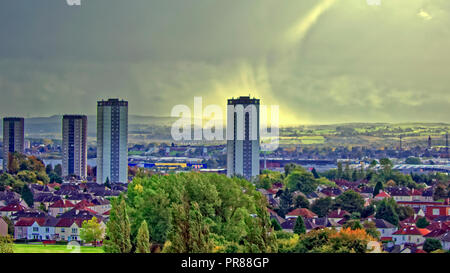 Glasgow, Écosse, Royaume-Uni, 30 Septembre, 2018. Météo : nuages orageux UK a u milieu du soleil voit un bec inhabituelle dans les nuages de pluie sur les tours de Scotstoun Intu Braehead shopping complex et le côté sud de la ville. Gérard Ferry/Alamy news Banque D'Images