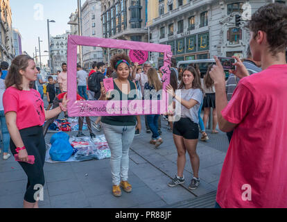 Madrid, Espagne. Le 30 septembre 2018. Une action de protestation contre l'esclavage dans l'industrie de la mode a eu lieu dans la région de Gran Vía, la rue principale de Madrid, composé de créer une prise de conscience autour de l'explotation des personnes à la mode des usines. Les passants a organizators baloons rose à exploser devant les principaux commerces de la rue Commercial. Credit : Lora Grigorova/Alamy Live News Banque D'Images