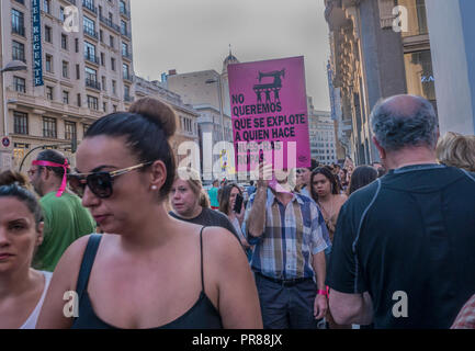 Madrid, Espagne. Le 30 septembre 2018. Une action de protestation contre l'esclavage dans l'industrie de la mode a eu lieu dans la région de Gran Vía, la rue principale de Madrid, composé de créer une prise de conscience autour de l'explotation des personnes à la mode des usines. Les passants a organizators baloons rose à exploser devant les principaux commerces de la rue Commercial. Credit : Lora Grigorova/Alamy Live News Banque D'Images