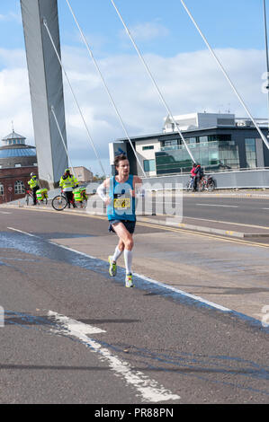 Glasgow, Ecosse, Royaume-Uni. 30 Septembre, 2018. Chris Thompson traversant la Clyde Arc pont enjambant la rivière Clyde qu'il participe à l'assemblée annuelle de la grande demi-marathon Run écossais. Credit : Skully/Alamy Live News Banque D'Images