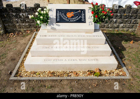 Chippenham, UK. 30 Septembre, 2018. Des fleurs par les fans de rock and roll legend Eddie Cochran sont illustrés sur le nouveau monument commémoratif qui a été dévoilée aujourd'hui à l'endroit de l'accident de voiture mortel à Chippenham qui a tué le chanteur américain en 1960. La chanteuse célèbre pour des chansons telles que 'C'mon Everybody' et 'Summertime Blues est décédé à l'âge de 21 ans après la voiture qu'il était en voyage en s'écrasa dans un lampadaire sur Rowden Hill le 17 avril, 1960. Credit : Lynchpics/Alamy Live News Banque D'Images