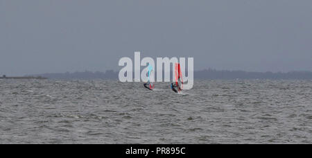 L'île d'Oxford, Lough Neagh, Irlande du Nord.30 Septembre 2018. Un jour d'automne avec un fort vent du nord-ouest, les périodes d'ensoleillement et squally douches. Planche à voile sur le Lough Neagh. Crédit : David Hunter/Alamy Live News. Banque D'Images