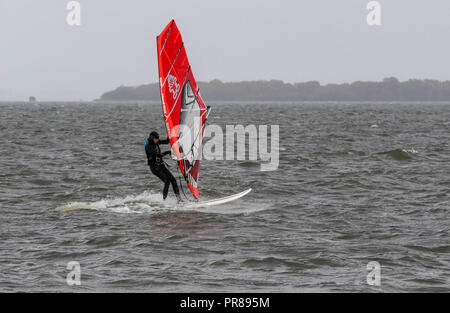 L'île d'Oxford, Lough Neagh, Irlande du Nord.30 Septembre 2018. Un jour d'automne avec un fort vent du nord-ouest, les périodes d'ensoleillement et squally douches. Planche à voile sur le Lough Neagh. Crédit : David Hunter/Alamy Live News. Banque D'Images