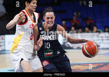 Tenerife, Espagne. Sep 30, 2018. Sarah Michel (R) de la France brise durant la classe 5-6 match entre la Chine et la France à la FIBA 2018 Coupe du Monde féminine de basket-ball à Santiago Martin à San Cristobal de La Laguna à Tenerife, Espagne, 30 septembre 2018. Credit : Zheng Huansong/Xinhua/Alamy Live News Banque D'Images