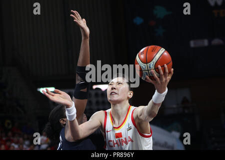 Tenerife, Espagne. Sep 30, 2018. Bien Mengran de Chine va au panier pendant la classe 5-6 match entre la Chine et la France à la FIBA 2018 Coupe du Monde féminine de basket-ball à Santiago Martin à San Cristobal de La Laguna à Tenerife, Espagne, 30 septembre 2018. Credit : Zheng Huansong/Xinhua/Alamy Live News Banque D'Images