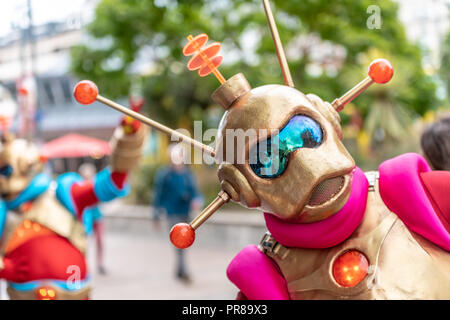 Bournemouth, Royaume-Uni. Le 30 septembre 2018. Les Arts par le Festival de la mer est en cours avec toutes sortes de spectacles de rue colorés, l'art, de la danse et de la musique dans le centre de Bournemouth. Le samedi foule apprécié par valises pique-nique humide, sommes-nous Alien ?, Bab's et Stella's Intergalactic spectaculaires et les racines en très cintrées. Crédit : Thomas Faull/Alamy Live News Banque D'Images