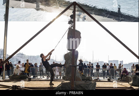 Marseille, France. Le 30 septembre 2018. Spectateurs watch que l'artiste Nick Steur construit une pièce pour son ''un morceau de 2 - l'équilibre entre les roches à taille humaine'' l'art de la performance dans le cadre du Vieux Port dans le cadre du pavillon 2018 travellings art show à Marseille, Bouches-du-Rhâ"¢e, le dimanche 30 septembre. Steur empilés de façon unique les rochers pendant cinq jours, les dépenses de six heures chaque jour à l'aide de poulies et de ses mains pour faire les rochers solde sur les autres sans laisser d'autres formes d'assistance pour les tenir en place. Photo par Justin L. Stewart Crédit : Justin L. Stewart/ZUMA/Alamy Fil Live News Banque D'Images