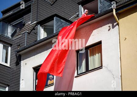 Cologne, Allemagne. Sep 29, 2018. Les partisans d'Erdogan à la mosquée centrale Ditib dans Ehrenger sur la visite du Président turc Erdogan. Cologne, 29.09.2018 | Conditions de crédit dans le monde entier : dpa/Alamy Live News Banque D'Images