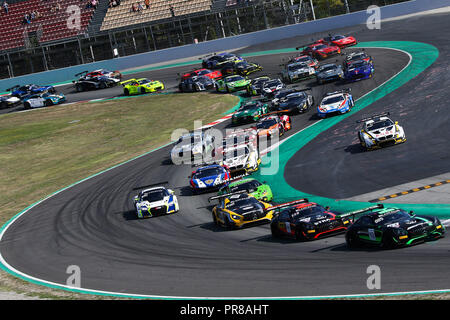 Barcelone, Espagne. Sep 30, 2018. Le milieu de terrain pack de voitures négocier tours 1 et 2 au début de la course au cours des rondes 10 - Blancpain Endurance Series GT Cup au circuit de Barcelona-Catalunya, Barcelone, Espagne, le 30 septembre 2018. Photo par Jurek Biegus. Usage éditorial uniquement, licence requise pour un usage commercial. Credit : UK Sports Photos Ltd/Alamy Live News Banque D'Images