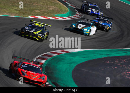 Barcelone, Espagne. Sep 30, 2018. Kessel Racing Ferrari 488 GT3 avec les pilotes Michael Broniszewski dirige un pack de voitures au cours des rondes 10 - Blancpain Endurance Series GT Cup au circuit de Barcelona-Catalunya, Barcelone, Espagne, le 30 septembre 2018. Photo par Jurek Biegus. Usage éditorial uniquement, licence requise pour un usage commercial. Credit : UK Sports Photos Ltd/Alamy Live News Banque D'Images