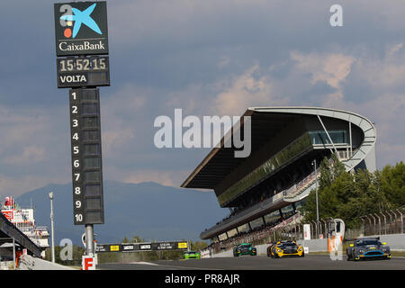 Barcelone, Espagne. Sep 30, 2018. R-Motorsport Aston Martin V12 Vantage avec chauffeurs Matthieu Vaxivière, Jake Dennis & Nicki Thiim mène l'équipe Mercedes-AMG Akka ASP Mercedes-AMG GT3 avec les pilotes Tristan Vautier, Daniel Juncadella & Raffaele Marciello lors de la ronde 10 - Blancpain Endurance Series GT Cup au circuit de Barcelona-Catalunya, Barcelone, Espagne, le 30 septembre 2018. Photo par Jurek Biegus. Usage éditorial uniquement, licence requise pour un usage commercial. Credit : UK Sports Photos Ltd/Alamy Live News Banque D'Images