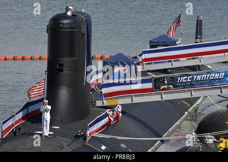 PORT CANAVERAL, en Floride (sept. 29, 2018) marins soulever l'Union Jack et le drapeau national lors de la cérémonie de mise en service de l'USS Indiana (SSN 789). Palan de marins de la Marine américaine au cours d'un drapeaux cérémonie de mise en service des sous-marins sur 29 Sept, 2018 à Cap Canaveral en Floride, la Station Aérienne. USS Indiana est le 16e de la marine américaine de classe Virginia sous-marin d'attaque rapide et le troisième navire du nom de l'état de l'Indiana. (U.S. Air Force photo par le Sgt Tech. Andrew Satran) Banque D'Images