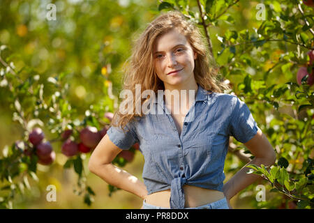 Les jeunes agriculteurs attrayante dame dans son verger Banque D'Images