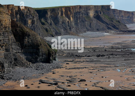 Vue sud le long des falaises vers Monk nash point avec la marée le maximum d'exposer les couches érodées roack au milieu des sables sur cette 'Heritage' côte. Banque D'Images