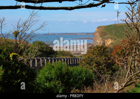 À l'échelle du castellations le jardin clos à l'égard de la baie de Dunraven srtrewn rock et plage de sable de fond en couches haute falaise rocheuse. Banque D'Images