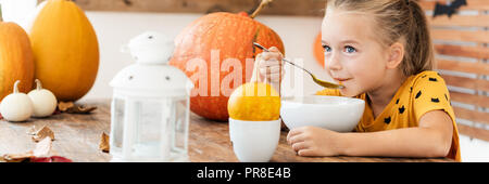 Soupe de potiron à l'alimentation de l'enfant décoration Halloween à manger. Saison Automne style alimentaire bannière. Banque D'Images