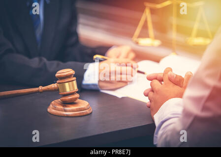 Avocat parler et décision, conseiller juridique présente au client un contrat signé avec le juge gavel on bureau en bois. La justice et l'avocat concept Banque D'Images