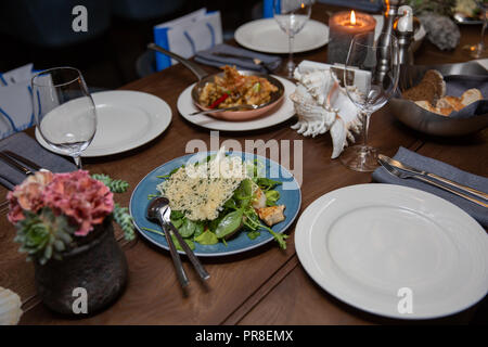 Poisson frit avec des légumes , une salade de fruits de mer et le vin . Vivant une alimentation saine . Close-up de la table servie au restaurant. Banque D'Images