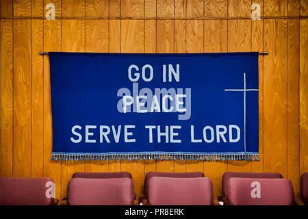 'Allez en paix servir le Seigneur' écrit sur drap bleu foncé avec une croix blanche sur le côté droit, glands tout au long de la partie inférieure de la toile. Illustration de Vecteur