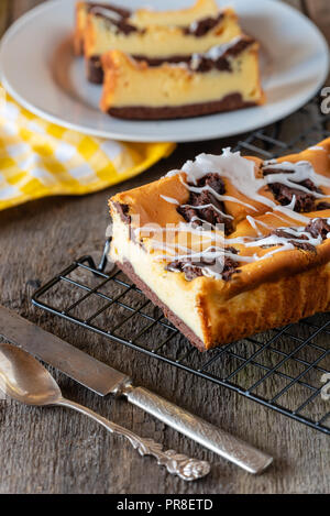 Gâteau au fromage fait maison traditionnelle polonaise avec le chocolat. Banque D'Images