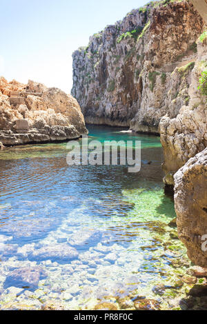 L'Apulie, Leuca, Italie, Grotte de Ciolo - sur la baie d'Grotoo Ciolo Banque D'Images