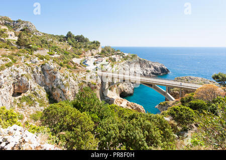 L'Apulie, Leuca, Italie, Grotte de Ciolo - route de campagne pont de Grotto Ciolo Banque D'Images