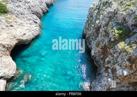 L'Apulie, Leuca, Italie, Grotte de Ciolo - eau turquoise à Grotto Ciolo Banque D'Images