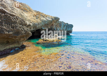 Pouilles, Italie - Grotte vert, l'eau turquoise sur le littoral de Grotto Verde Banque D'Images