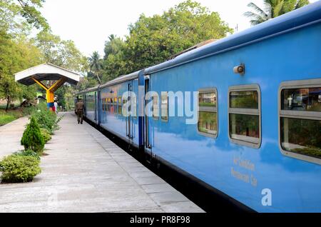 Blue Sri Lanka Colombo à Jaffna railway train stationné à platform Banque D'Images