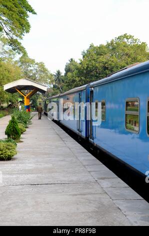 Blue Sri Lanka Colombo à Jaffna railway train stationné à platform Banque D'Images