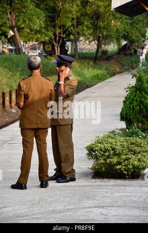 Deux fonctionnaires de la police des chemins de fer du Sri Lanka se tenir sur la plate-forme Sri Lanka Banque D'Images