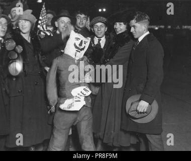 Chicago reçoit des Nouvelles de l'Armistice. Dans le quartier 'boucle' la plus encombrée des affaires, les garçons et les filles a effectué des mannequins de paille kaiser, l'amorçage de lui comme elles ont progressé à travers les foules denses Banque D'Images