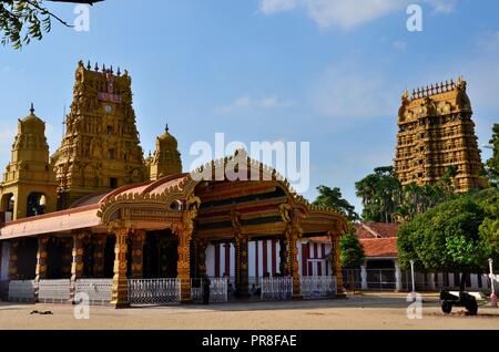 Entrée privée et gopuram tours de Nallur Kandaswamy temple hindou à Lord Murugan Jaffna Sri Lanka Banque D'Images