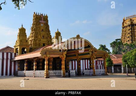 Entrée privée et gopuram tours de Nallur Kandaswamy temple hindou à Lord Murugan Jaffna Sri Lanka Banque D'Images