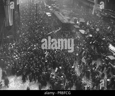 Cérémonies - ILLINOIS - Chicago Chicago reçoit des manifestations pour la paix - actualités de l'Armistice. Les soldats ont défilé avec le reste et a causé l'excitation dans la débauche Banque D'Images