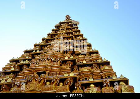 Gopuram ornée de sculptures de la tour pagode dieux à Nallur Kandaswamy Kovil temple hindou Sri Lanka Jaffna Banque D'Images