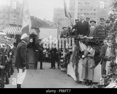 La célébration du Jour de Lafayette, New York City. Alton B. Parker s'adressant à la foule lors de la Statue de Lafayette dans la région de Union Square, New York) dans la célébration de la 161e anniversaire de la naissance de l'gallant français qui se sont battus pour l'Indépendance américaine, et le quatrième anniversaire de l'arrêt des Allemands à la Marne. Un groupe de marins français écouter un de leur pays euology Banque D'Images