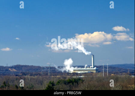 Le comté de Montgomery, MD co-generating facility (pile blanc et bâtiment). Incinérateur de déchets municipaux et de co-produire de l'électricité. Banque D'Images