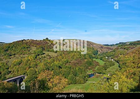 Prises pour capturer la mélancolie automnale nostalgique évoqué par le plus célèbre point de vue, dans le Derbyshire, Monsal Head. Banque D'Images