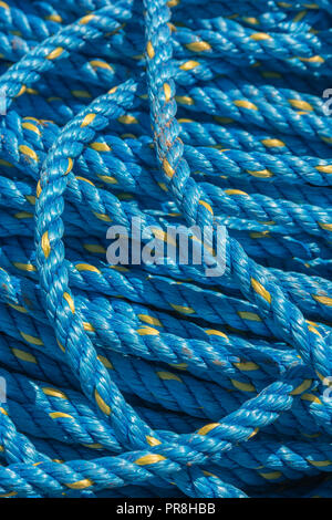 Scènes du port autour de Newquay, Cornwall. Commercial marine enroulée sur corde quai du port. Métaphore, empêtré dans un enchevêtrement, étant donné suffisamment de corde. Banque D'Images