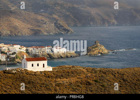 La partie continentale de l'île de chora Andros dans Cyclades Grèce pendant un matin ensoleillé Banque D'Images